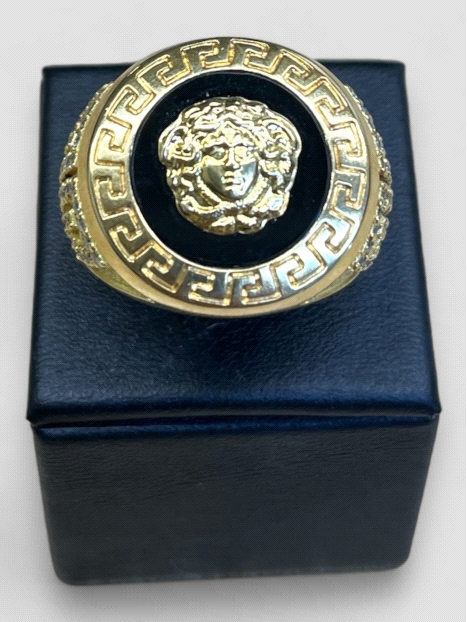 Anillo hombre Oro 18K labrado lateral estilo Versace. Peso 17.8g