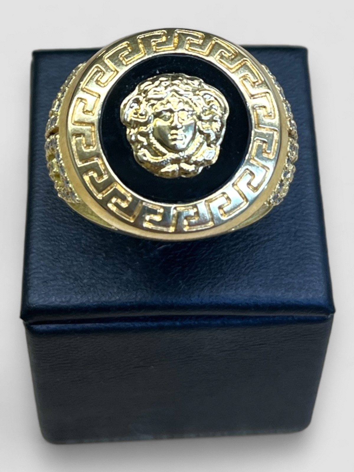 Anillo hombre Oro 18K labrado lateral estilo Versace. Peso 17.8g