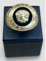 Anillo hombre Oro 18K labrado lateral estilo Versace. Peso 17.8g