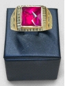 Anillo hombre Oro 18K con labrado lateral tipo sello Rubí. Peso 13.6g