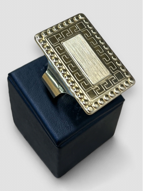 Anillo hombre Oro 18K tipo sello rectangular con diseño guarda Versace. Peso 15g