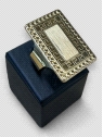 Anillo hombre Oro 18K tipo sello rectangular con diseño guarda Versace. Peso 15g
