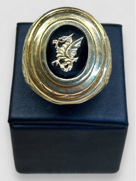 Anillo hombre Oro 18K estilo sello con diseño dragón. Peso 24.6g