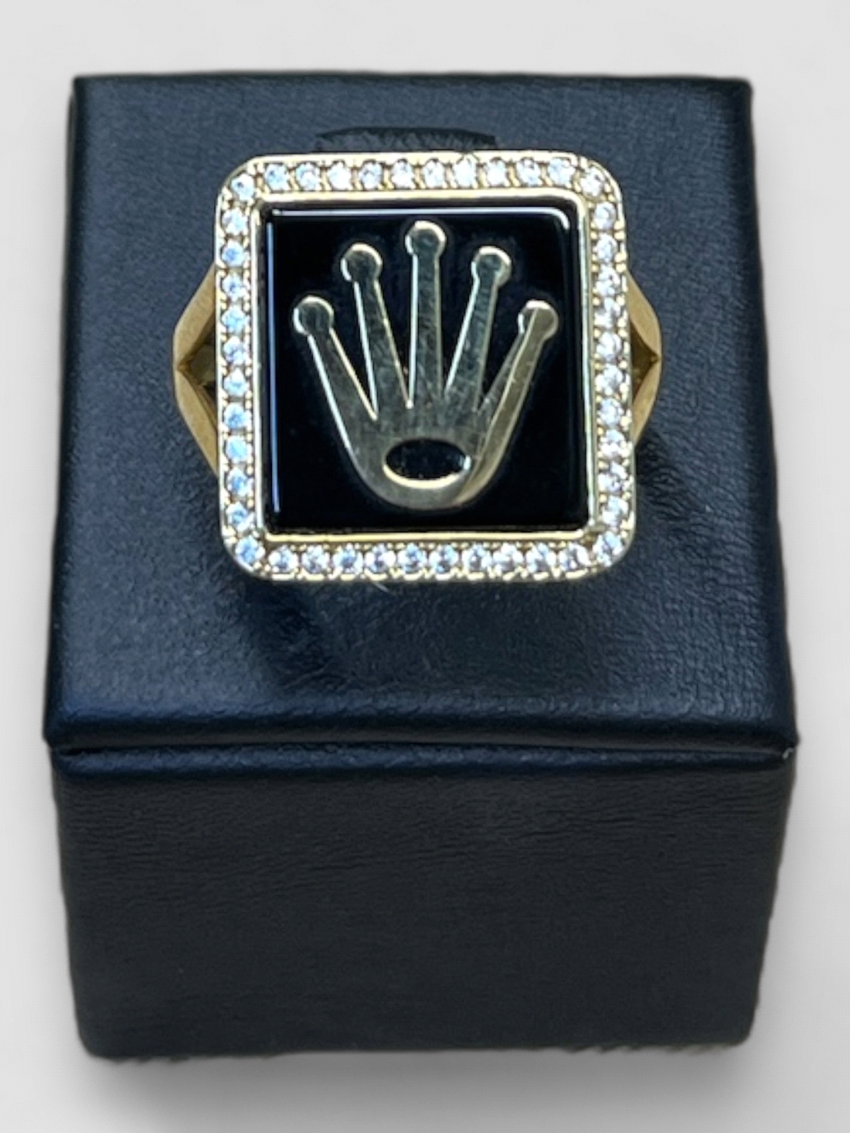 Anillo hombre Oro 18K diseño Rolex con onix. Peso 9.6g