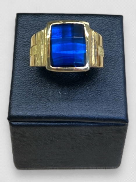 Anillo hombre Oro 18K tipo sello azul. Peso 9g