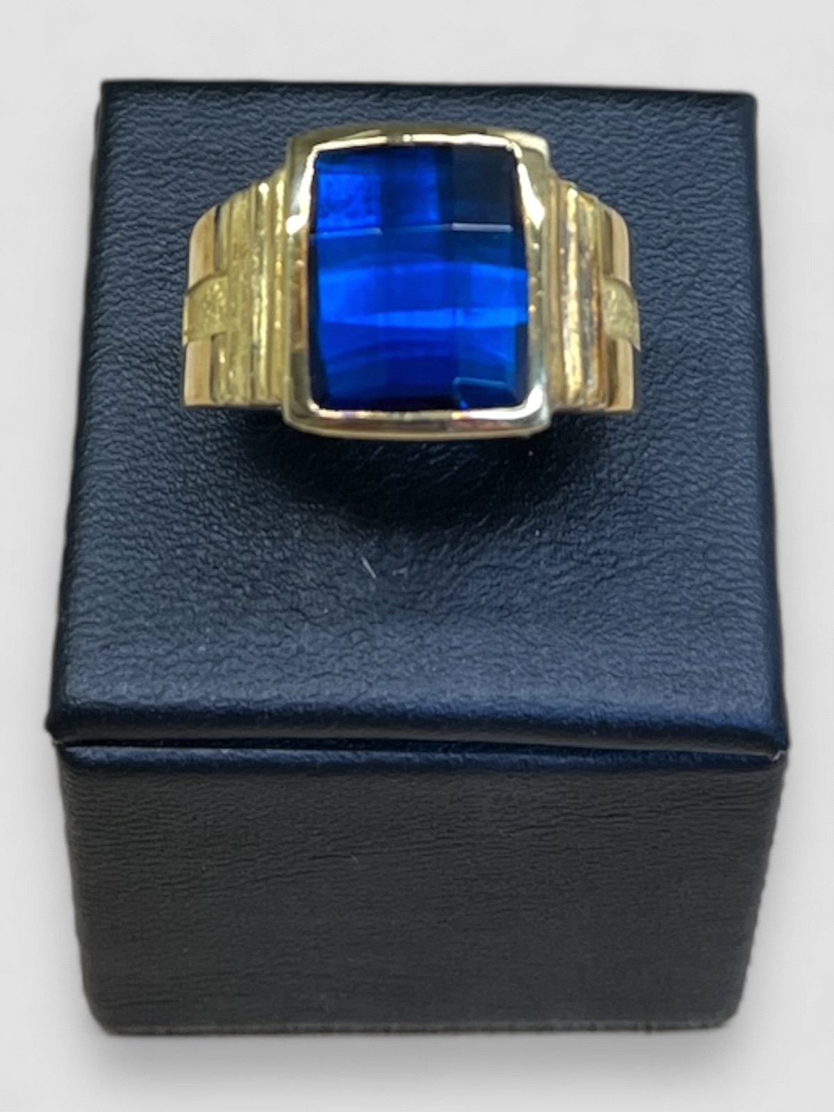Anillo hombre Oro 18K tipo sello azul. Peso 9g